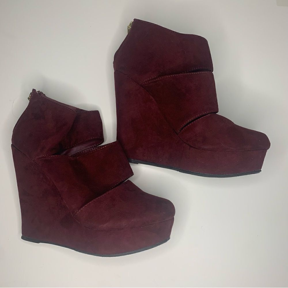 Mark and Maddux Burgundy Suede Wedges Size 6